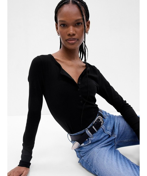 GAP(ギャップ)の「モダン ヘンリーネックTシャツ(Tシャツ/カットソー・レディース・ブラック/ホワイト・XS/S/M/L/XL/XXS)」の4枚目の写真