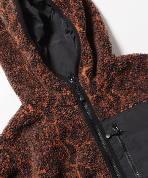 STUSSY（ステューシー）の「STUSSY/ステューシー SNAKE JACQUARD SHERPA JACKET ボアジャケット ブルゾン リバーシブル 2WAY ワンポイント 総柄（ブルゾン・メンズ・ブラウン/グレー・M/L/S）」の4枚目の写真
