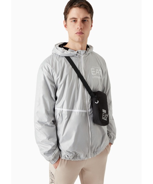 EMPORIO ARMANI EA7（エンポリオアルマーニイーエーセブン）の「【エンポリオ アルマーニ EA7】Train Core ショルダーバッグ 再生ファブリック スモール（ショルダーバッグ・メンズ・ブラック/ブラック×ゴールド/ネイビー・FREE）」の4枚目の写真