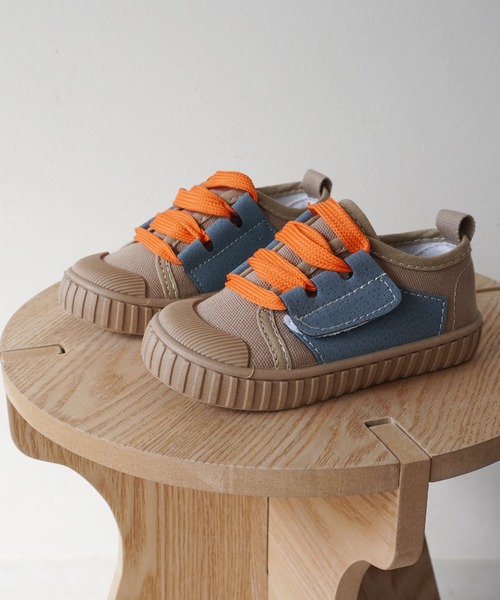 Bambin(ボンバン)の「【 Bambin / ボンバン 】 アクセントカラー シューレース キッズ スニーカー(スニーカー・キッズ・ブラック/ブラウン・14/15 )」の2枚目の写真