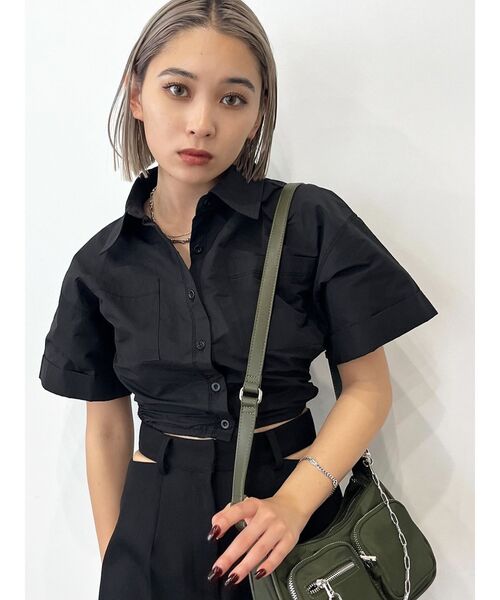 EMODA(エモダ)の「サイドオープンクロップドシャツ(シャツ/ブラウス・レディース・アイボリー/その他/カーキ/ブラック・FREE)」の2枚目の写真