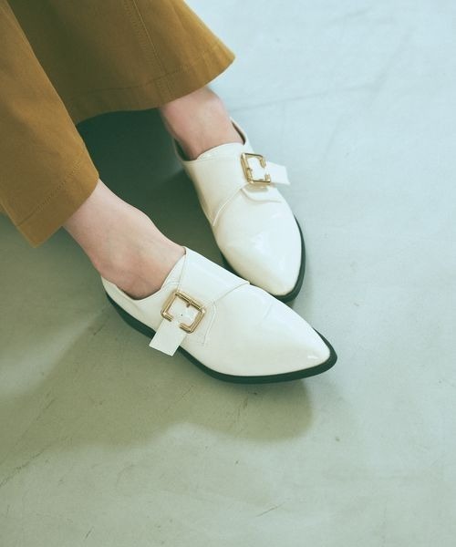 mysty woman(ミスティウーマン)の「ベルト付きシューズ 966404(その他シューズ・レディース・オフホワイト/ブラック・MEDIUM/LARGE)」の1枚目の写真