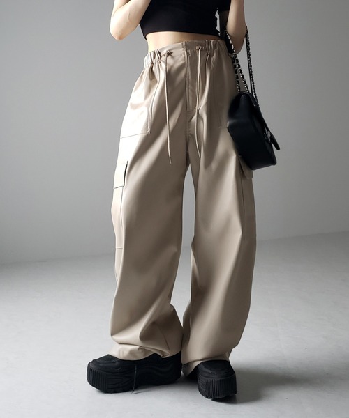me+em select(ミームセレクト)の「【 4size/2color 】2WAY フェイクレザーワイドカーゴパンツ(カーゴパンツ・レディース・ブラック/アイボリー・SMALL/MEDIUM/LARGE/X-LARGE)」の4枚目の写真