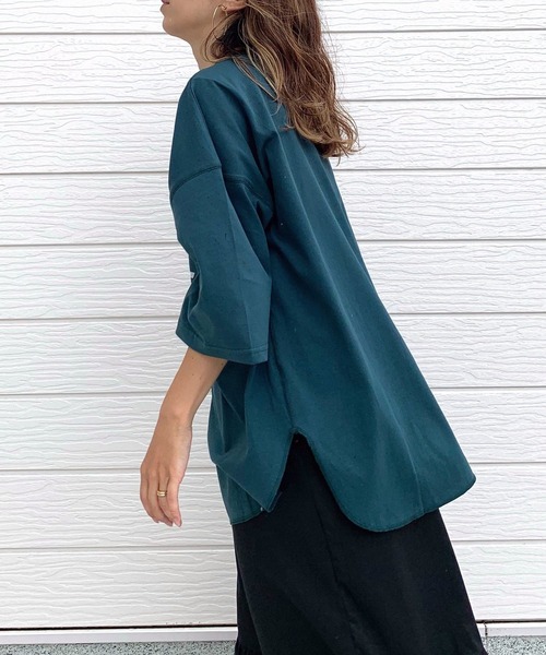 Q（キュー）の「レタードオーバーT（Tシャツ/カットソー・レディース・グレイッシュベージュ/ダークグリーン・MEDIUM）」の5枚目の写真