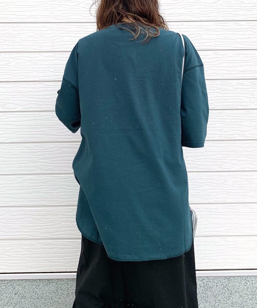 Q（キュー）の「レタードオーバーT（Tシャツ/カットソー・レディース・グレイッシュベージュ/ダークグリーン・MEDIUM）」の6枚目の写真