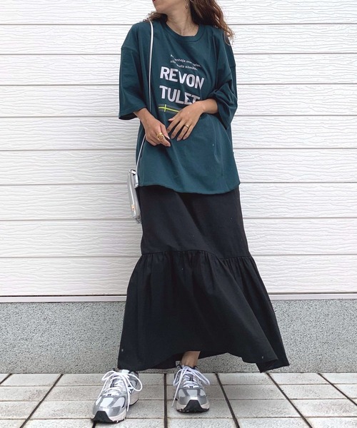 Q（キュー）の「レタードオーバーT（Tシャツ/カットソー・レディース・グレイッシュベージュ/ダークグリーン・MEDIUM）」の3枚目の写真