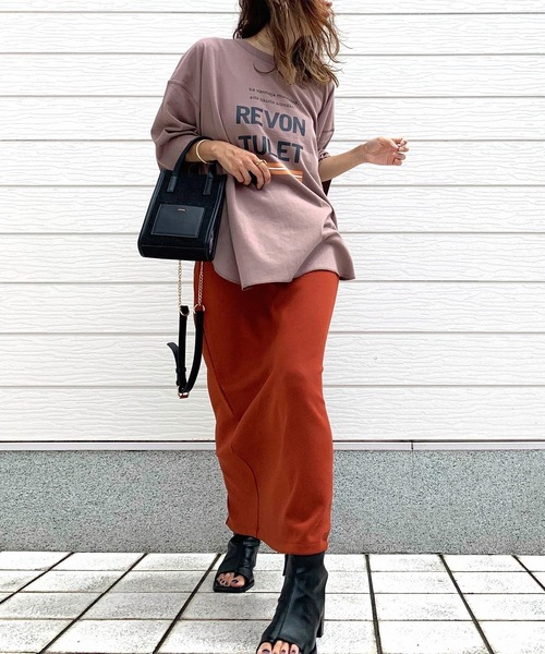 Q（キュー）の「レタードオーバーT（Tシャツ/カットソー・レディース・グレイッシュベージュ/ダークグリーン・MEDIUM）」の4枚目の写真