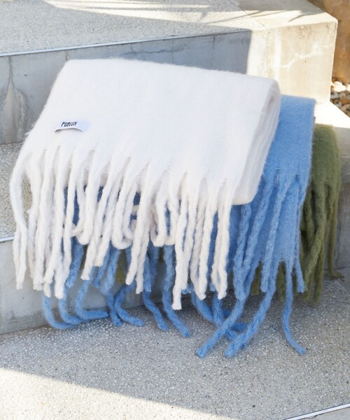 PUBLUX(パブリュクス)の「PUBLUX/パブリュクス ボリュームフリンジマフラー 限定展開(マフラー・レディース・オフホワイト/ブラウン/グリーン/ブラック/サックスブルー・ONE SIZE)」の1枚目の写真