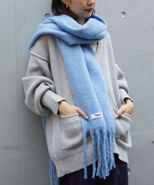 PUBLUX(パブリュクス)の「PUBLUX/パブリュクス ボリュームフリンジマフラー 限定展開(マフラー・レディース・オフホワイト/ブラウン/グリーン/ブラック/サックスブルー・ONE SIZE)」の5枚目の写真