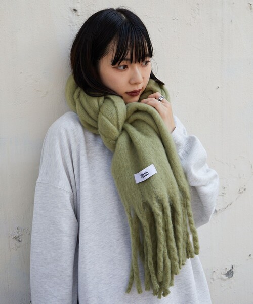 PUBLUX(パブリュクス)の「PUBLUX/パブリュクス ボリュームフリンジマフラー 限定展開(マフラー・レディース・オフホワイト/ブラウン/グリーン/ブラック/サックスブルー・ONE SIZE)」の4枚目の写真