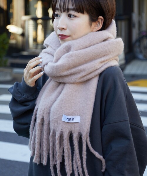 PUBLUX(パブリュクス)の「PUBLUX/パブリュクス ボリュームフリンジマフラー 限定展開(マフラー・レディース・オフホワイト/ブラウン/グリーン/ブラック/サックスブルー・ONE SIZE)」の6枚目の写真