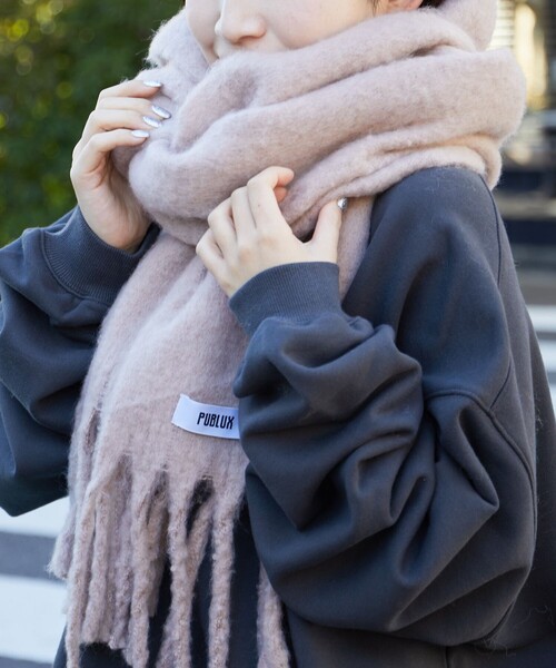 PUBLUX(パブリュクス)の「PUBLUX/パブリュクス ボリュームフリンジマフラー 限定展開(マフラー・レディース・オフホワイト/ブラウン/グリーン/ブラック/サックスブルー・ONE SIZE)」の7枚目の写真