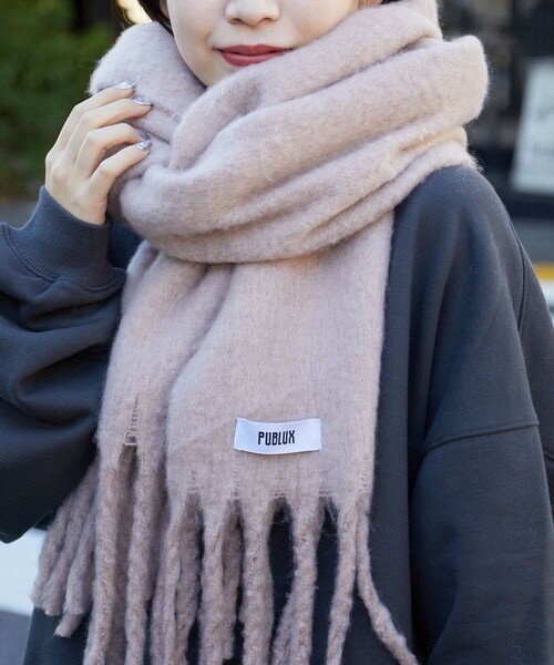 PUBLUX(パブリュクス)の「PUBLUX/パブリュクス ボリュームフリンジマフラー 限定展開(マフラー・レディース・オフホワイト/ブラウン/グリーン/ブラック/サックスブルー・ONE SIZE)」の9枚目の写真