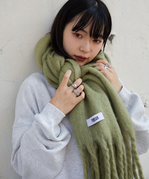 PUBLUX(パブリュクス)の「PUBLUX/パブリュクス ボリュームフリンジマフラー 限定展開(マフラー・レディース・オフホワイト/ブラウン/グリーン/ブラック/サックスブルー・ONE SIZE)」の12枚目の写真