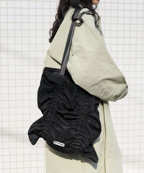 FREAK'S STORE(フリークスストア)の「OUTDOOR PRODUCTS × FREAK'S STORE/アウトドアプロダクツ 別注 ラメギャザー 2wayバッグ(トートバッグ・レディース・ゴールド/シルバー/サックスブルー/ブラック・ONE SIZE)」の2枚目の写真
