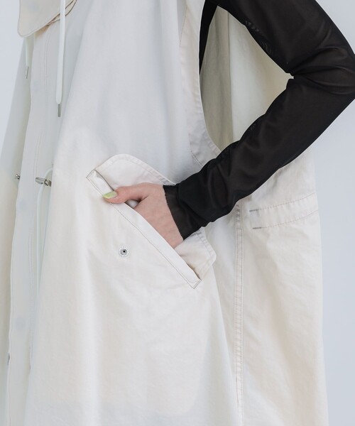 VACHEMENT（ヴァシュモン）の「【VACHEMENT/ヴァシュモン】60/2ギャバ製品染めフードジレ（ベスト・レディース・キナリ/オリーブ・FREE）」の3枚目の写真