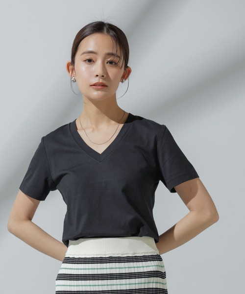 NANO universe(ナノユニバース)の「Anti Soaked(R) 汗染み防止 VネックTシャツ(Tシャツ/カットソー・レディース・チャコール/グレー系その他4/ホワイト/ブラック・S/M/L)」の2枚目の写真