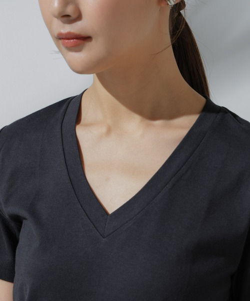 NANO universe(ナノユニバース)の「Anti Soaked(R) 汗染み防止 VネックTシャツ(Tシャツ/カットソー・レディース・チャコール/グレー系その他4/ホワイト/ブラック・S/M/L)」の11枚目の写真