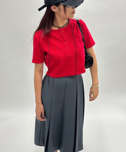 WHO'S WHO gallery（フーズフーギャラリー）の「ヘンリーネックショートTEE（Tシャツ/カットソー・レディース・ライトグレー/ブラック/オフホワイト/チャコールグレー/ブラック系その他/レッド・FREE）」の6枚目の写真