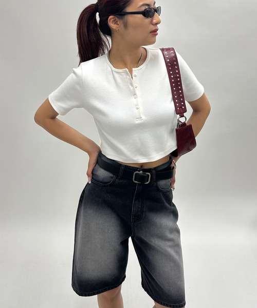 WHO'S WHO gallery（フーズフーギャラリー）の「ヘンリーネックショートTEE（Tシャツ/カットソー・レディース・ライトグレー/ブラック/オフホワイト/チャコールグレー/ブラック系その他/レッド・FREE）」の2枚目の写真