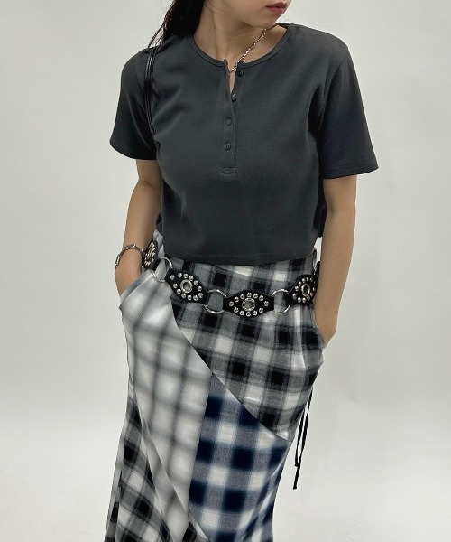 WHO'S WHO gallery（フーズフーギャラリー）の「ヘンリーネックショートTEE（Tシャツ/カットソー・レディース・ライトグレー/ブラック/オフホワイト/チャコールグレー/ブラック系その他/レッド・FREE）」の4枚目の写真