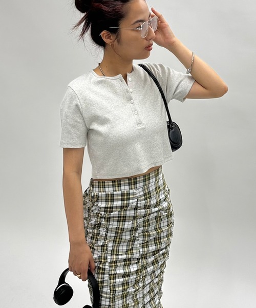 WHO'S WHO gallery（フーズフーギャラリー）の「ヘンリーネックショートTEE（Tシャツ/カットソー・レディース・ライトグレー/ブラック/オフホワイト/チャコールグレー/ブラック系その他/レッド・FREE）」の5枚目の写真