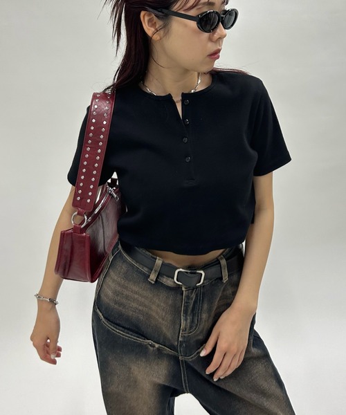 WHO'S WHO gallery（フーズフーギャラリー）の「ヘンリーネックショートTEE（Tシャツ/カットソー・レディース・ライトグレー/ブラック/オフホワイト/チャコールグレー/ブラック系その他/レッド・FREE）」の3枚目の写真