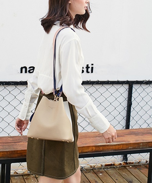 Miniministore(ミニミニストア)の「バケツバッグ レディース バイカラー(ショルダーバッグ・レディース・イエロー/ブラック/ライトグレー/ピンク/ベージュ/キャメル・FREE)」の7枚目の写真