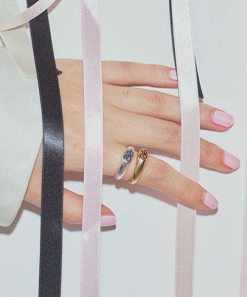 ANU(アヌ)の「ribbon fate ring - リボンフェイトリング(リング・レディース・シルバー/ゴールド・11号/9号)」の2枚目の写真