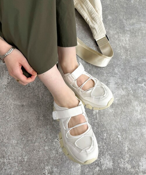 fredy emue（フレディエミュ）の「ベルクロスニーカーサンダル（サンダル・レディース・オフホワイト/ブラック・M/S/L）」の21枚目の写真