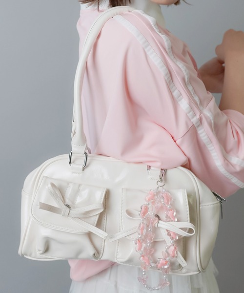 SPINNS（スピンズ）の「リボンポケット 合皮ハンドバッグ / 500mlペットボトル収納可能（ハンドバッグ・レディース・ブラック/レッド/シルバー/サックスブルー/イエロー/ピンク/ホワイト/グレー系その他・ONESIZE）」の2枚目の写真