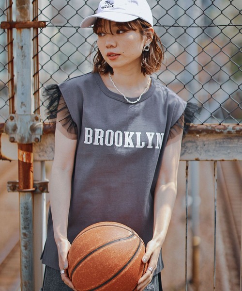 NBA（エヌビーエー）の「【NBA】別注/フリルチュールスリーブロゴTシャツ（Tシャツ/カットソー・レディース・レッド/ブラック・FREE）」の2枚目の写真