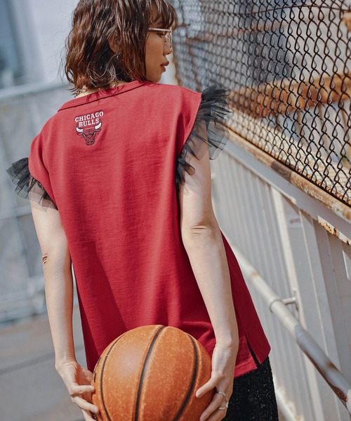 NBA（エヌビーエー）の「【NBA】別注/フリルチュールスリーブロゴTシャツ（Tシャツ/カットソー・レディース・レッド/ブラック・FREE）」の3枚目の写真