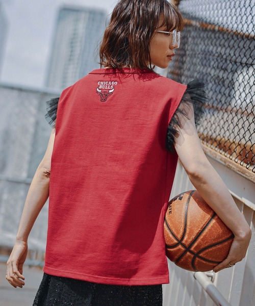 NBA（エヌビーエー）の「【NBA】別注/フリルチュールスリーブロゴTシャツ（Tシャツ/カットソー・レディース・レッド/ブラック・FREE）」の4枚目の写真