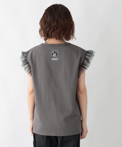 NBA（エヌビーエー）の「【NBA】別注/フリルチュールスリーブロゴTシャツ（Tシャツ/カットソー・レディース・レッド/ブラック・FREE）」の13枚目の写真