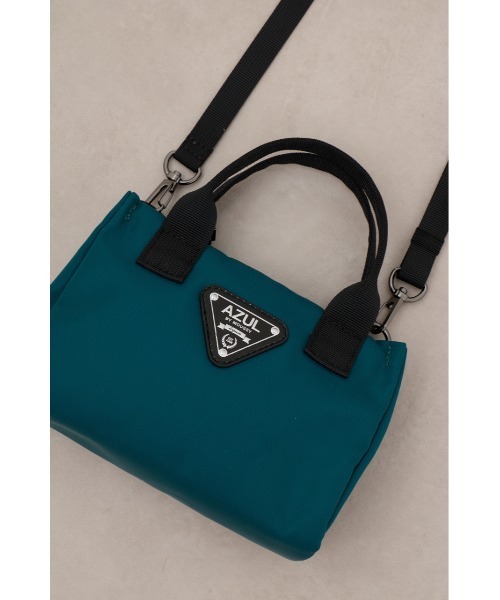AZUL by moussy(アズールバイマウジー)の「ロゴプレート高密度ナイロンミニバッグ(ショルダーバッグ・メンズ・ブラック/グリーン・FREE)」の11枚目の写真