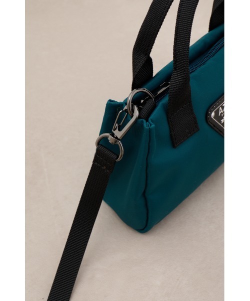 AZUL by moussy(アズールバイマウジー)の「ロゴプレート高密度ナイロンミニバッグ(ショルダーバッグ・メンズ・ブラック/グリーン・FREE)」の13枚目の写真