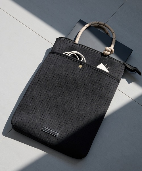 BARNYARDSTORM（バンヤードストーム）の「BARNYARDSTORM / パンチングPCケース【WEB限定】（トートバッグ・レディース・ベージュ/ブラック・FREE）」の2枚目の写真