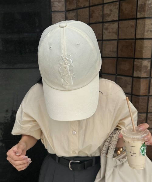 lawgy（ラウジー）の「embroidery logo cap / エンブロイダリーロゴキャプ（キャップ・レディース・アイボリー/ブラック/チャコールグレー・FREE）」の4枚目の写真