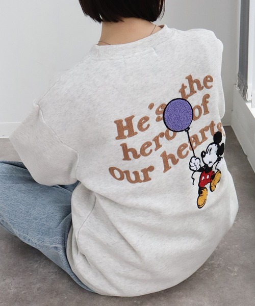 Disney(ディズニー)の「【Disney/ディズニー】アートワークデザイン 裏起毛 サガラ刺繍 クルーネック スウェット トレーナー(スウェット・レディース・オートミール/ダークグレー/ワインレッド/サックスブルー・M/L)」の2枚目の写真