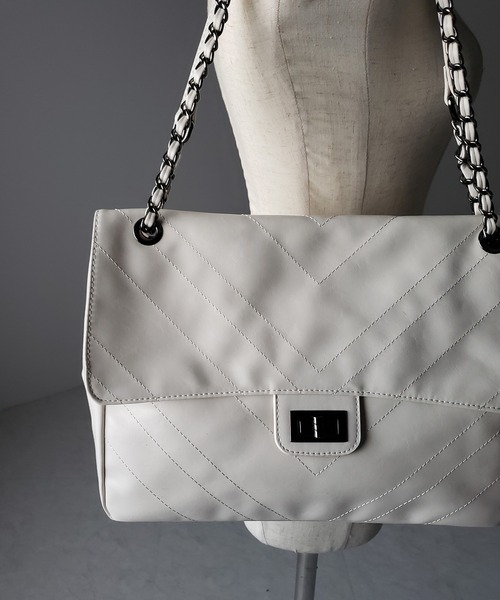 me+em select(ミームセレクト)の「※※【 3color 】2WAY チェーンフェイクレザーフラップショルダーバッグ / 2WAY chain fake leather flap shoulder bag(ショルダーバッグ・レディース・ブラック/アイボリー/シルバー・FREE)」の13枚目の写真