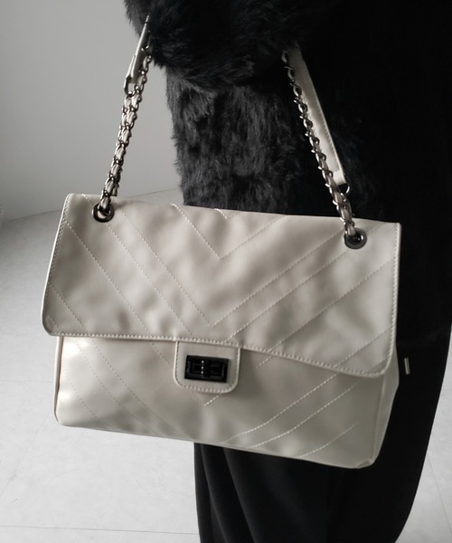 me+em select(ミームセレクト)の「※※【 3color 】2WAY チェーンフェイクレザーフラップショルダーバッグ / 2WAY chain fake leather flap shoulder bag(ショルダーバッグ・レディース・ブラック/アイボリー/シルバー・FREE)」の14枚目の写真