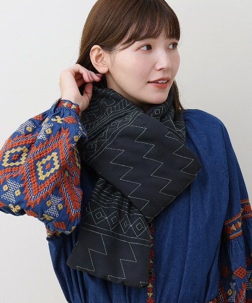 チチカカ(チチカカ)の「ネイティブ刺繍パッファーマフラー(マフラー・レディース・ブラック/カーキ・FREE)」の2枚目の写真