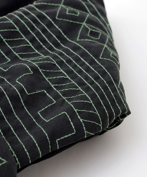 チチカカ(チチカカ)の「ネイティブ刺繍パッファーマフラー(マフラー・レディース・ブラック/カーキ・FREE)」の7枚目の写真