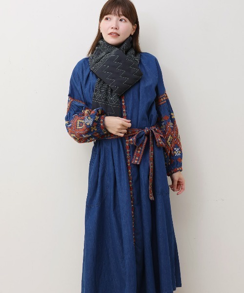 チチカカ(チチカカ)の「ネイティブ刺繍パッファーマフラー(マフラー・レディース・ブラック/カーキ・FREE)」の4枚目の写真