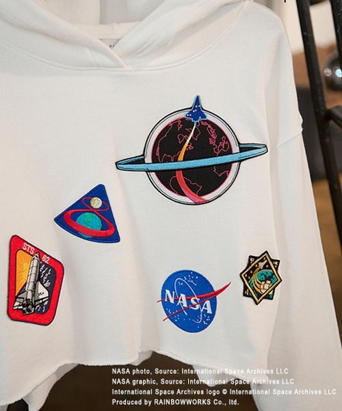 PAGEBOY（ページボーイ）の「<NASA>マルチワッペンショートパーカー（パーカー・レディース・ブラック/オフホワイト/ブルー・FREE）」の4枚目の写真