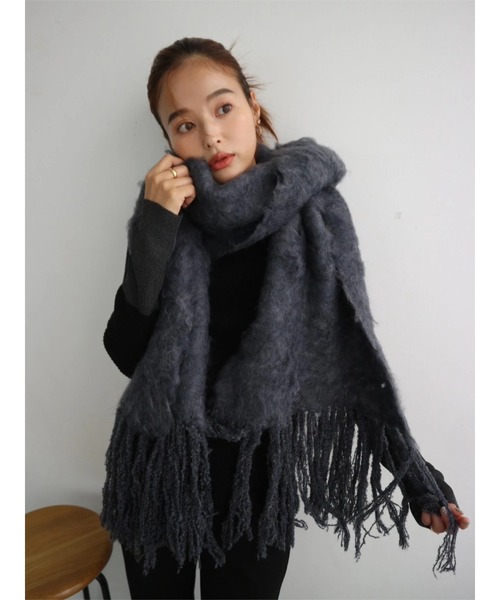 TRUNC（トランクエイティーエイト）の「Fluffy Fringe Stole（ストール/ショール・レディース・ブラック/チャコールグレー/ブルー/アイボリー・FREE）」の6枚目の写真