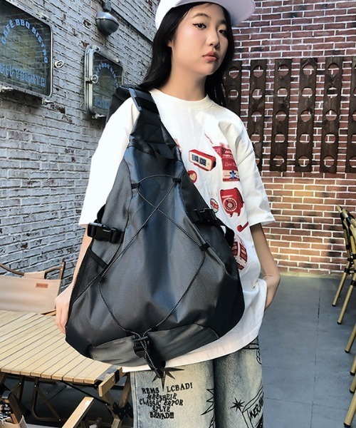 link lot（リンクロット）の「【A4サイズ対応】ドロストワンショルダーバッグ 大容量 ボディバッグ 男女兼用（ショルダーバッグ・メンズ・グレー/ブラック/ネイビー・F）」の13枚目の写真