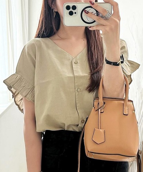 aquagarage（アクアガレージ）の「涼しげ素材のラッフルスリーブVネックブラウス（シャツ/ブラウス・レディース・オフホワイト/カーキ/ブラック/キャメル/ベージュ・M/L/S）」の3枚目の写真