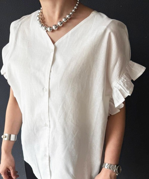 aquagarage（アクアガレージ）の「涼しげ素材のラッフルスリーブVネックブラウス（シャツ/ブラウス・レディース・オフホワイト/カーキ/ブラック/キャメル/ベージュ・M/L/S）」の2枚目の写真